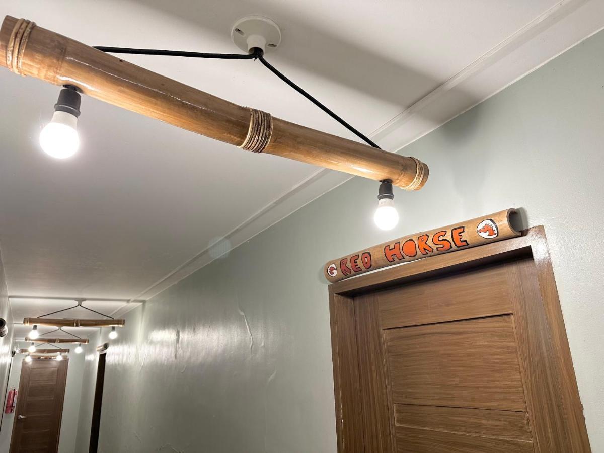 Outpost Hostel - Корон Экстерьер фото