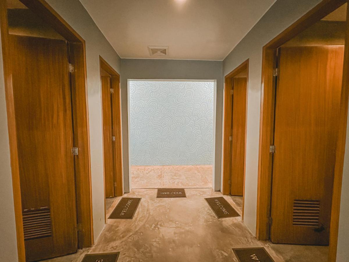 Outpost Hostel - Корон Экстерьер фото