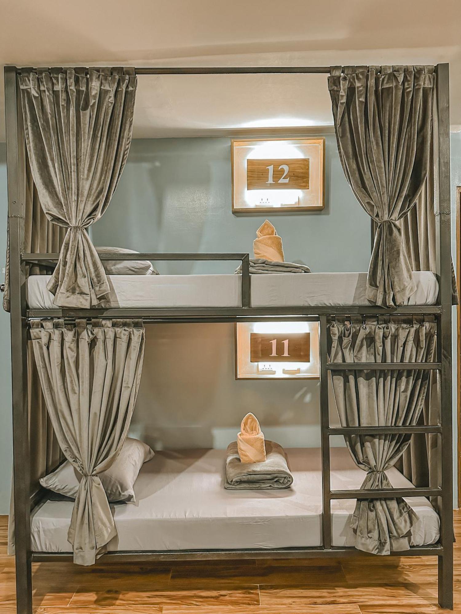 Outpost Hostel - Корон Экстерьер фото